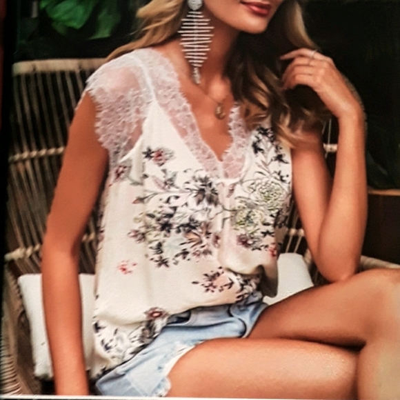 🔥Sale!!- 🏖Really pretty lightweight floral top🏝🌈 - Picture 3 of 5